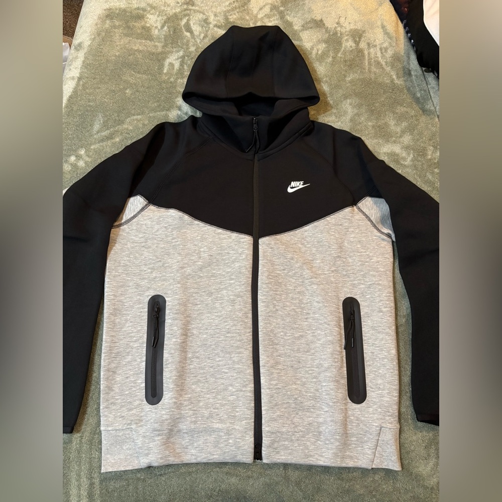 Two tone Nike tech